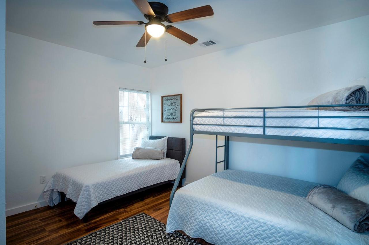 Downtown View Cozy 2Br1Ba Home Sleeps 8 ซานอันโตนิโอ ภายนอก รูปภาพ