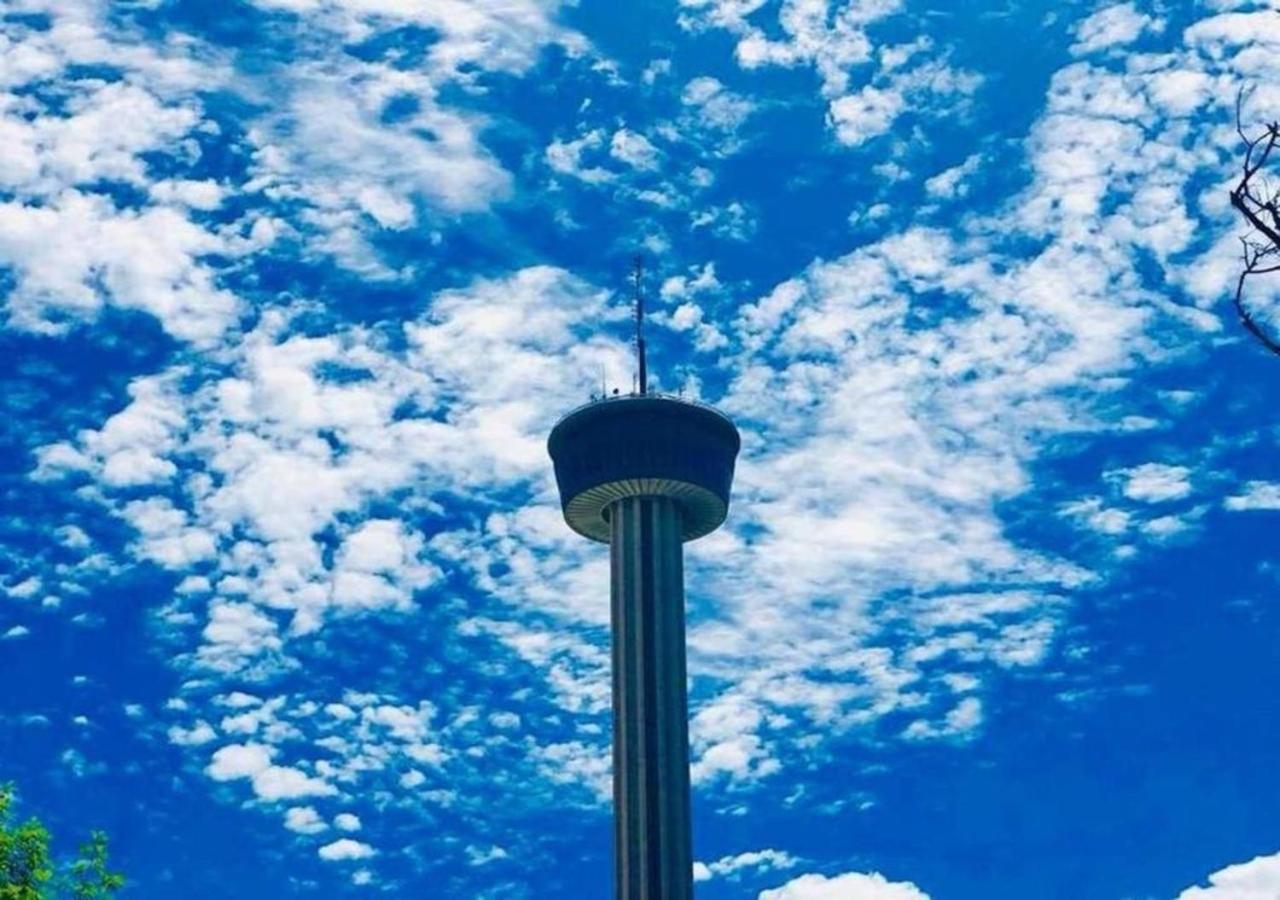 Downtown View Cozy 2Br1Ba Home Sleeps 8 ซานอันโตนิโอ ภายนอก รูปภาพ